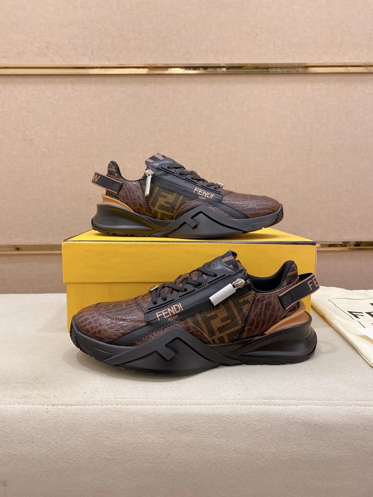 Factory price: 620💰(high version) [Fendi] Fendi’s latest casual shoes for men! Available at counters simultaneously! A one-to-one replica of the original. Made entirely of imported top-grain calfskin, the interior is made of top-grain water-dyed cowhide, and the original factory-supplied rubber outsole. Leading new fashion concepts. Matching code: 38-44 can be customized, 45 is not returnable!